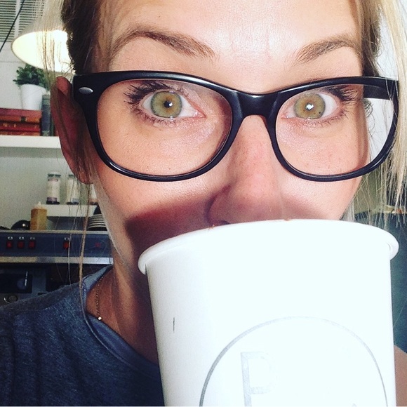 Meet your Posher, Lauren - Picture 3 of 3